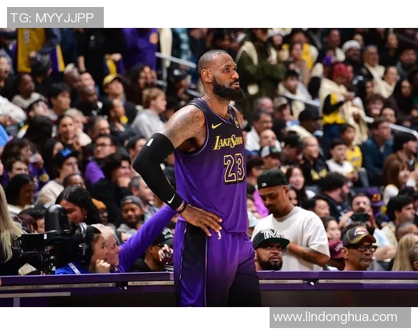 火箭与湖人对决詹姆斯精彩集锦回顾与赛季亮点分析